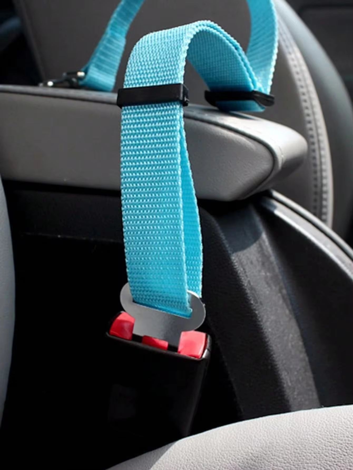 Adjustable Retractable Pet Seat Belt for Dogs & Cats - Ultimate Car Safety Solution